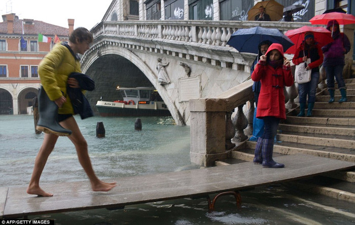 Hệ thống đê bảo vệ thành phố Venice khỏi ngập lụt đang được xây dựng nhưng tới năm 2014 mới đi vào hoạt động. Hệ thống đê bảo vệ thành phố Venice khỏi ngập lụt đang được xây dựng nhưng tới năm 2014 mới đi vào hoạt động.