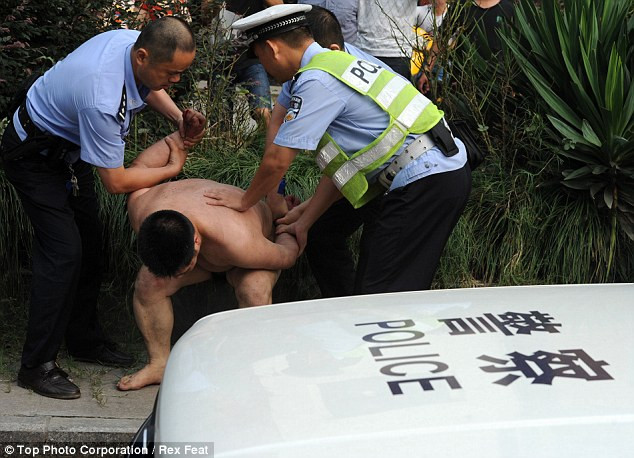 Vật lộn dưới đất khi bị còng tay.