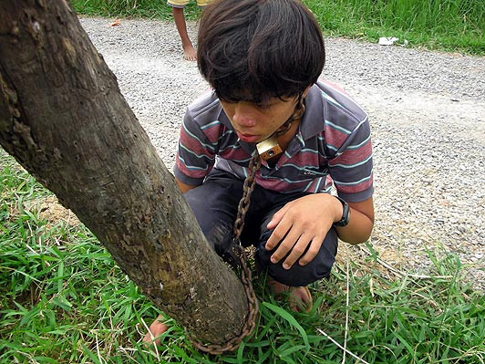 Cậu bé 13 tuổi bị bố xích cổ vào cột điện. Cậu bé 13 tuổi bị bố xích cổ vào cột điện.