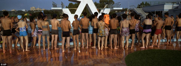 Người dân tập trung cạnh bể bơi mới mở xem thi lặn. Người dân tập trung cạnh bể bơi mới mở xem thi lặn.