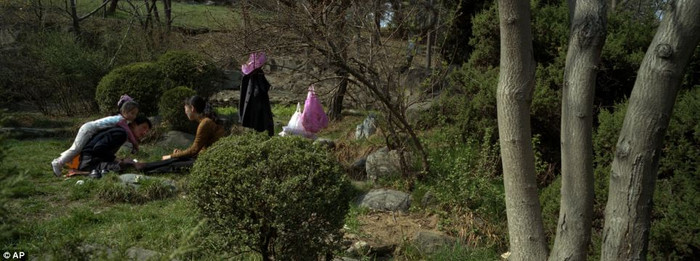 Một gia đình đi dã ngoại tại công viên trên đỉnh đồi nhìn ra Bình Nhưỡng. Một gia đình đi dã ngoại tại công viên trên đỉnh đồi nhìn ra Bình Nhưỡng.