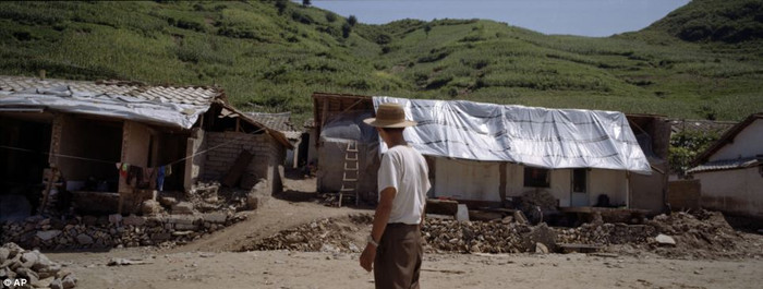 Một người đàn ông đi giữa những ngôi nhà đổ nát bị phá hủy trong trận lũ lụt hồi tháng 7 tại Ungok. Một người đàn ông đi giữa những ngôi nhà đổ nát bị phá hủy trong trận lũ lụt hồi tháng 7 tại Ungok.