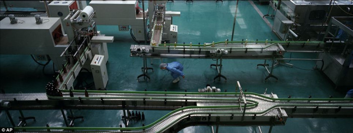 Công nhân trong nhà máy sản xuất nước trái cây đóng chai ở ngoại ô Bình Nhưỡng. Công nhân trong nhà máy sản xuất nước trái cây đóng chai ở ngoại ô Bình Nhưỡng.