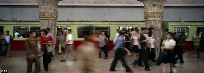 Một ga tàu điện ngầm ở thủ đô Bình Nhưỡng. Một ga tàu điện ngầm ở thủ đô Bình Nhưỡng.