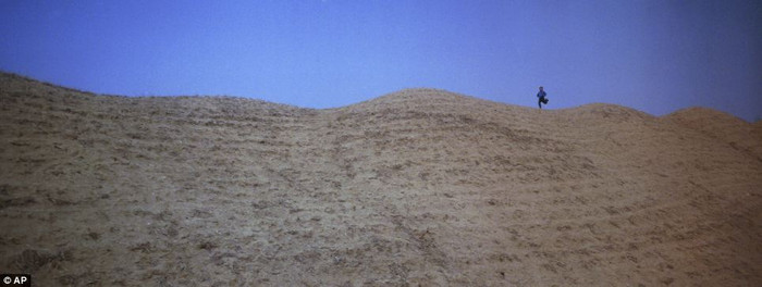 Một cậu bé chạy trên đỉnh đồi ở vùng nông thôn tỉnh Bắc Phyongan. Một cậu bé chạy trên đỉnh đồi ở vùng nông thôn tỉnh Bắc Phyongan.