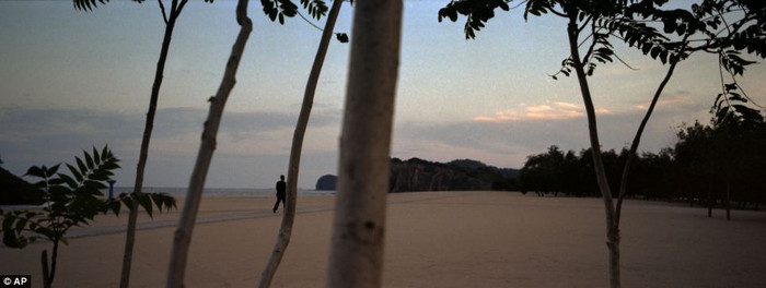 Một nhân viên phục vụ tại khách sạn cao cấp ở khu nghỉ mát tại Majon Beach, gần Hamhung. Một nhân viên phục vụ tại khách sạn cao cấp ở khu nghỉ mát tại Majon Beach, gần Hamhung.