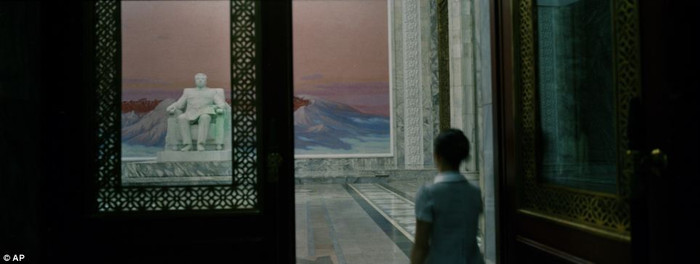 Một phụ nữ bước vào sảnh, nơi đặt bức tượng của Kim Nhật Thành, trong Grand People's Study House. Một phụ nữ bước vào sảnh, nơi đặt bức tượng của Kim Nhật Thành, trong Grand People's Study House.