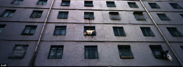 Chiếc áo khoác phơi trên ban công một căn hộ tại trung tâm Bình Nhưỡng. Chiếc áo khoác phơi trên ban công một căn hộ tại trung tâm Bình Nhưỡng.