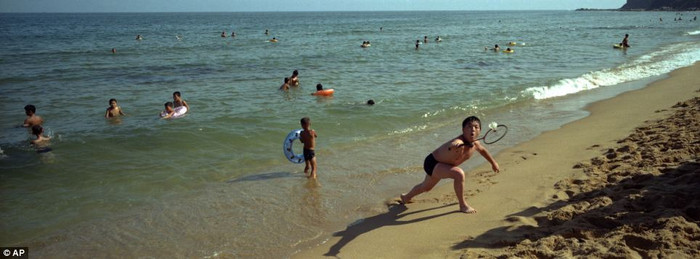 Một gia đình chơi cầu lông tại bãi biển Majon Beach gần Hamhung. Một gia đình chơi cầu lông tại bãi biển Majon Beach gần Hamhung.