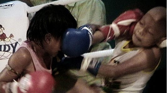 Một cặp đấu sĩ tí hon tại một quán bar ở Thái Lan