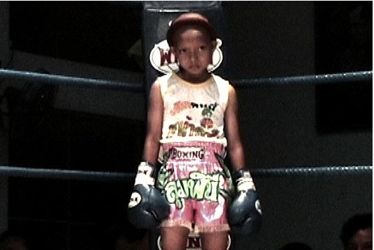 Võ sĩ bé gái trên sàn đấu trong quán bar bán dâm tại Thái Lan