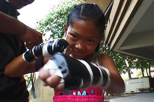 Khách du lịch thưởng tiền cho đấu sĩ áo hồng sau trận đấu