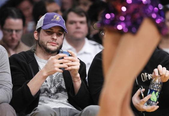 Diễn viên Ashton Kutcher đã xem điện thoại di động riêng trong suốt quá trình biễn ra trân NBA giữa đội Los Angeles Lakers và Houston Rockets tại Los Angeles, California ngày 3/1 Diễn viên Ashton Kutcher đã xem điện thoại di động riêng trong suốt quá trình biễn ra trân NBA giữa đội Los Angeles Lakers và Houston Rockets tại Los Angeles, California ngày 3/1