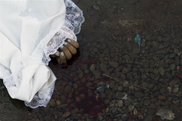 Bàn tay của một người đàn ông đã chết lộ ra ngoài dưới tấm vải trắng phủ thi thể tại hiện trường vụ án mạng ở Mazatlan ngày 2/1. Ông đã chết sau khi bị một số tay súng xả đạn vào chiếc xe của ông. Bàn tay của một người đàn ông đã chết lộ ra ngoài dưới tấm vải trắng phủ thi thể tại hiện trường vụ án mạng ở Mazatlan ngày 2/1. Ông đã chết sau khi bị một số tay súng xả đạn vào chiếc xe của ông.