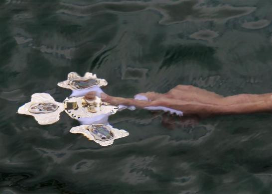 Một người đàn ông nắm cây thánh giá anh đã giành được trong một cuộc thi tại lễ kỷ niệm tôn giáo Epiphany ở cảng Porto Rafti, cách phía bắc Athens khoảng 40 km ngày 6/1. Một người đàn ông nắm cây thánh giá anh đã giành được trong một cuộc thi tại lễ kỷ niệm tôn giáo Epiphany ở cảng Porto Rafti, cách phía bắc Athens khoảng 40 km ngày 6/1.