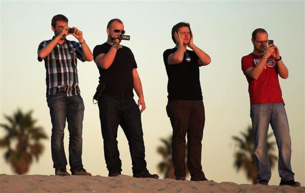 Những người đàn ông xếp hàng xem mặt trời lặn ở Venice, Los Angeles, California ngày 5/1, ngày nhiệt độ ngoài trời lên mức cao kỷ lục là 83 độ F kể từ tháng 5/2006 tới nay. Những người đàn ông xếp hàng xem mặt trời lặn ở Venice, Los Angeles, California ngày 5/1, ngày nhiệt độ ngoài trời lên mức cao kỷ lục là 83 độ F kể từ tháng 5/2006 tới nay.