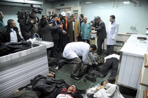 Thi thể của những người bị thiệt mạng trong vụ đánh bom tự sát ở quận Maidan, Damascus, Syria được đưa tới bệnh viện địa phương ngày 6/1. Đã có hàng chục người bị thiệt mạng trong vụ đánh bom này. Thi thể của những người bị thiệt mạng trong vụ đánh bom tự sát ở quận Maidan, Damascus, Syria được đưa tới bệnh viện địa phương ngày 6/1. Đã có hàng chục người bị thiệt mạng trong vụ đánh bom này.