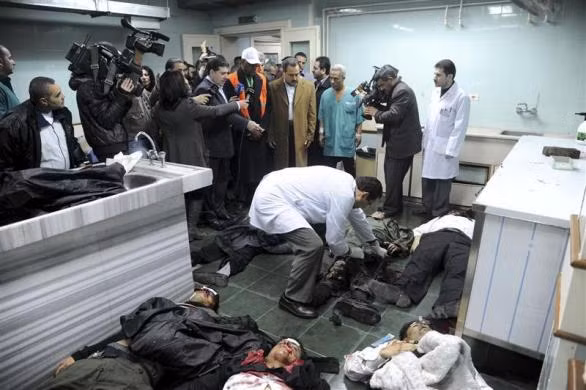 Thi thể của những người bị thiệt mạng trong vụ đánh bom tự sát ở quận Maidan, Damascus, Syria được đưa tới bệnh viện địa phương ngày 6/1. Đã có hàng chục người bị thiệt mạng trong vụ đánh bom này.