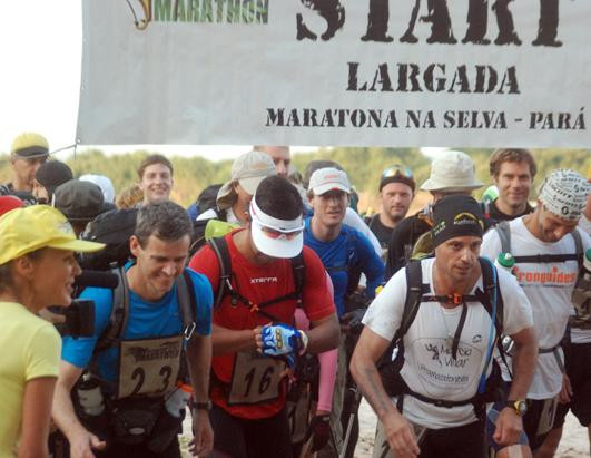 Và phải đi vệ sinh trên những chiếc hố nhỏ tự đào trong rừng.