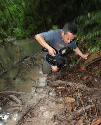 Một nhà quay phim về cuộc đua bị kẹt trong bùn.