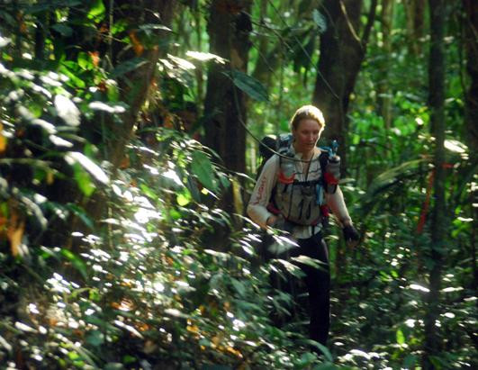Mỗi ngày, mỗi vận động viên đều phải chạy băng rừng và hy vọng tới trạm dừng chân tiếp theo trước khi mặt trời lặn.