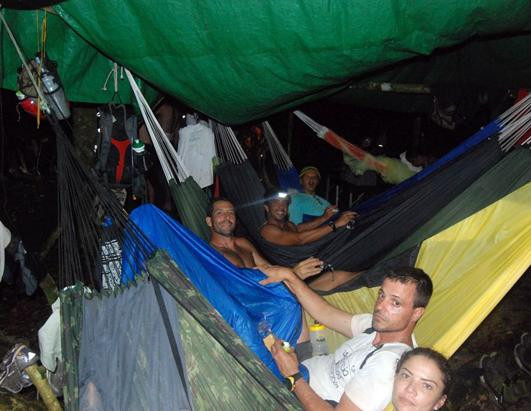 Vào ngày thứ 3 của cuộc đua, nhiều cô gái trong đoàn đã bị phát ban giống như người bị lên sởi. Đêm họ ngủ trên võng nhưng vẫn phải cảnh giác với lũ nhện.