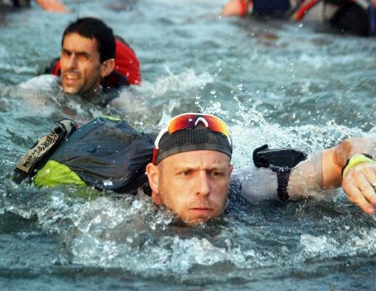 Nước cũng là một thử thách rất lớn trên đường đua. Hầu như ngày nào họ cũng phải bơi qua các sông, hồ.