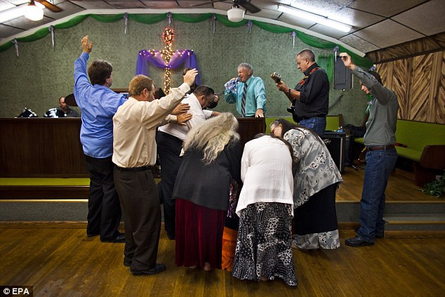 Các tín đồ cầu nguyện tại nhà thờ rắn độc ở Jolo