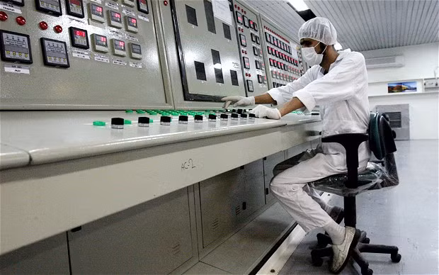 Một kỹ thuật viên Iran làm việc tại Cơ sở chuyển đổi uranium gần Isfahan. Ảnh: AP