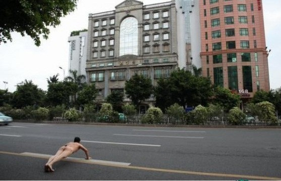 Ảnh chụp ngày 10/7/2011 trước cửa hàng nội thất Da Vinci tại Quảng Châu. Ảnh chụp ngày 10/7/2011 trước cửa hàng nội thất Da Vinci tại Quảng Châu.