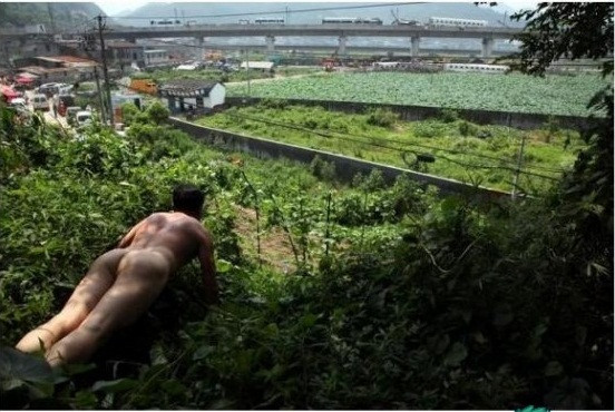 Ảnh chụp ngày 23/7/2011 gần hiện trường, nơi diễn ra vụ va chạm tàu hỏa ở Ôn Châu. Ảnh chụp ngày 23/7/2011 gần hiện trường, nơi diễn ra vụ va chạm tàu hỏa ở Ôn Châu.