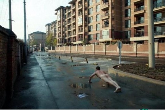 Ảnh chụp ngày 6/9/2011 tại Bắc Kinh nơi ca sĩ nổi tiếng, con trai của Li Shuangjiang gây tai nạn giao thông gây chấn động dư luận. Ảnh chụp ngày 6/9/2011 tại Bắc Kinh nơi ca sĩ nổi tiếng, con trai của Li Shuangjiang gây tai nạn giao thông gây chấn động dư luận.