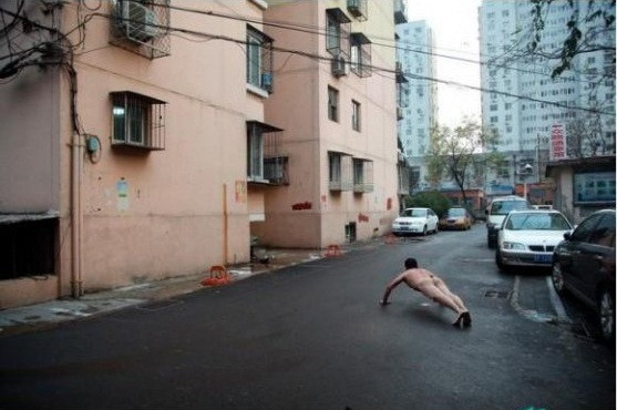 Ảnh chụp ngày 14/9/2011 ghi nhận sự kiện một khách du lịch ở Lạc Dương bị bắt nhầm và bị đánh đập. Ảnh chụp ngày 14/9/2011 ghi nhận sự kiện một khách du lịch ở Lạc Dương bị bắt nhầm và bị đánh đập.