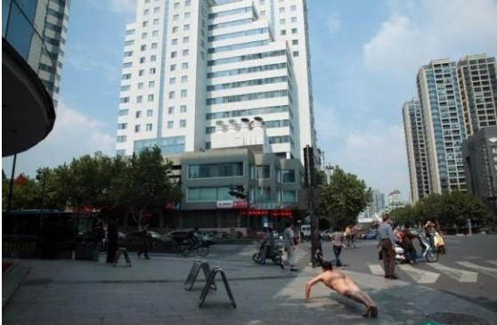 Ảnh chụp ngày 26/7/2011 tại Hàng Châu, Chiết Giang về sự cố bán tổ yến màu hồng máu giả Ảnh chụp ngày 26/7/2011 tại Hàng Châu, Chiết Giang về sự cố bán tổ yến màu hồng máu giả