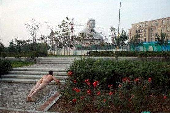 Ảnh chụp ngày 3/11/2011 tại nơi đặt tác phẩm điêu khắc Song Qingling. Ảnh chụp ngày 3/11/2011 tại nơi đặt tác phẩm điêu khắc Song Qingling.
