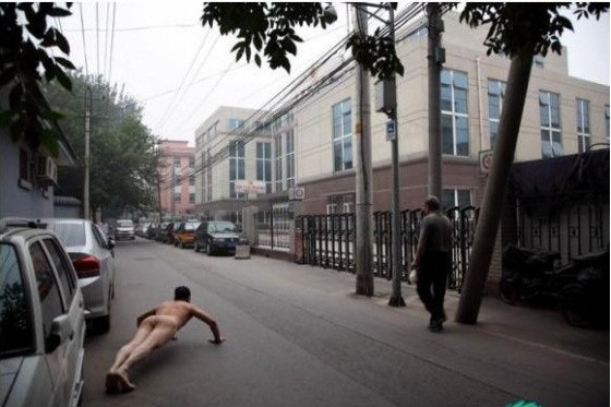 Ảnh chụp ngày 21/6/2011 trước trụ sở Hội chữ thập đỏ Guo Meimei. Ảnh chụp ngày 21/6/2011 trước trụ sở Hội chữ thập đỏ Guo Meimei.