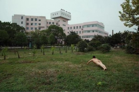 Ảnh chụp ngày 26/12/2006: tại Bệnh viện tâm thần ở Vũ Hán, Hồ Bắc. Ảnh chụp ngày 26/12/2006: tại Bệnh viện tâm thần ở Vũ Hán, Hồ Bắc.