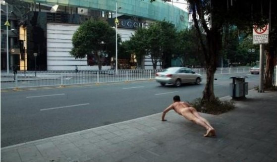 Ảnh chụp ngày 23/9/2011 đánh dấu sự cố nhân viên Gucci bị lạm dụng Ảnh chụp ngày 23/9/2011 đánh dấu sự cố nhân viên Gucci bị lạm dụng