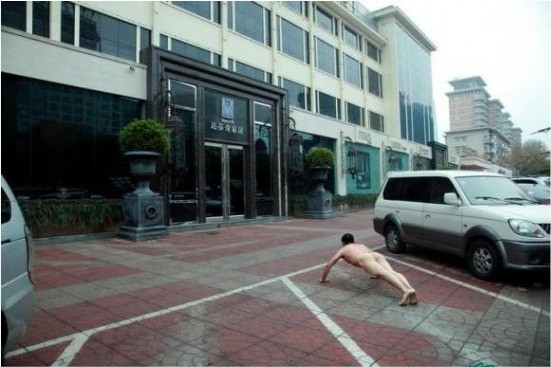 Ảnh chụp ngày 10/7/2011 trước cửa hàng nội thất Da Vinci tại Bắc Kinh nơi dùng hàng trong nước giả hàng nhập khẩu giá cao. Ảnh chụp ngày 10/7/2011 trước cửa hàng nội thất Da Vinci tại Bắc Kinh nơi dùng hàng trong nước giả hàng nhập khẩu giá cao.