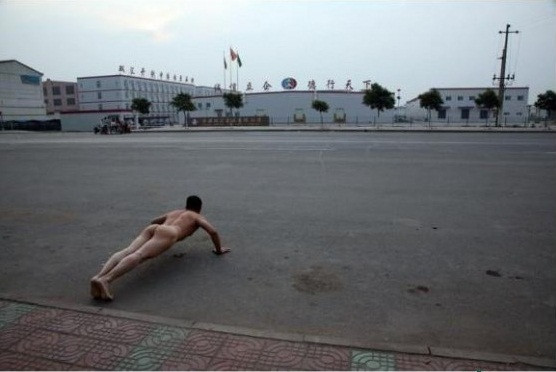 Ảnh chụp ngày 15/3/2011 trước trụ sở của CCTV Ảnh chụp ngày 15/3/2011 trước trụ sở của CCTV