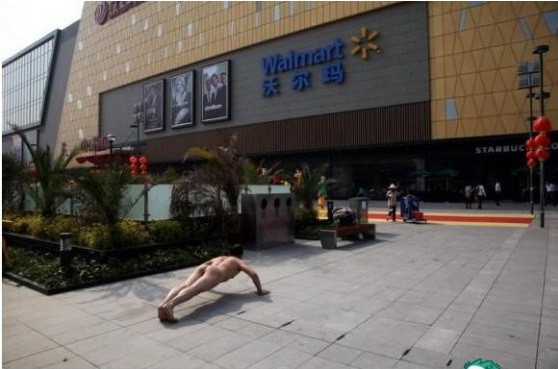 Ảnh chụp ngày 26/2/2011 phía trước Walmart, nơi diễn ra một vụ lừa đảo. Ảnh chụp ngày 26/2/2011 phía trước Walmart, nơi diễn ra một vụ lừa đảo.