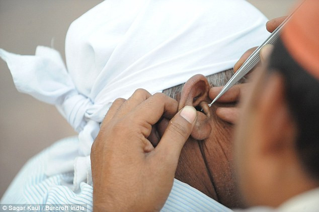 Khi làm sạch một bên tai, anh kiếm được 20-50 rupee. Khi làm sạch một bên tai, anh kiếm được 20-50 rupee.