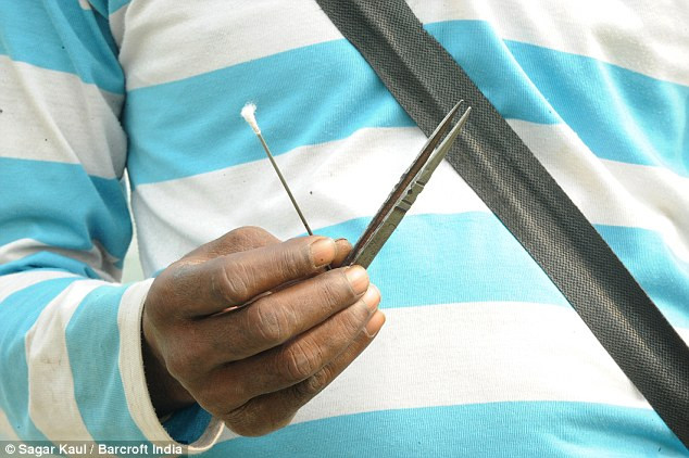 Dụng cụ hành nghề của những người lấy ráy tai dạo tại Ấn Độ. Dụng cụ hành nghề của những người lấy ráy tai dạo tại Ấn Độ.