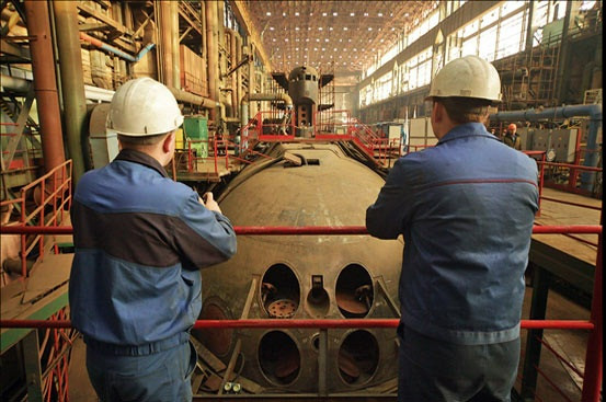 Công nhân làm việc tại nhà máy sửa chữa tàu ngầm Zvezdochka Công nhân làm việc tại nhà máy sửa chữa tàu ngầm Zvezdochka