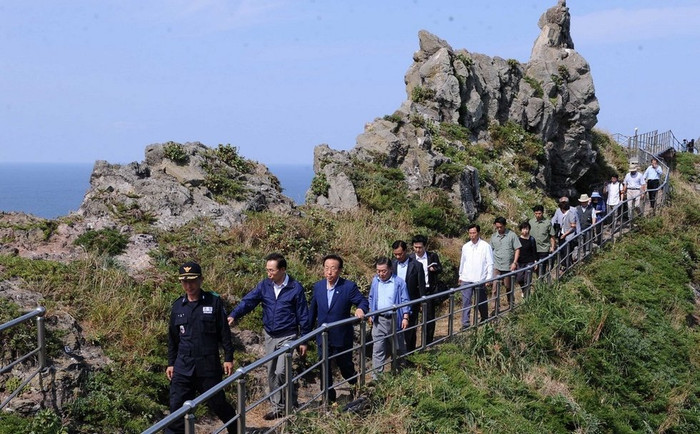 Tổng thống Lee và phái đoàn thị sát đảo Dokdo/Takeshima hôm 10/8. Tổng thống Lee và phái đoàn thị sát đảo Dokdo/Takeshima hôm 10/8.