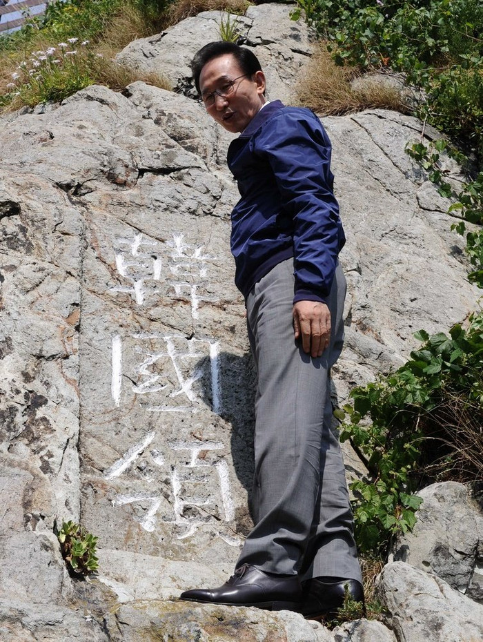 Tổng thống Lee chụp ảnh bên "bia chủ quyền" trên đảo Dokdo/Takeshima hôm 10/8. Tổng thống Lee chụp ảnh bên "bia chủ quyền" trên đảo Dokdo/Takeshima hôm 10/8.