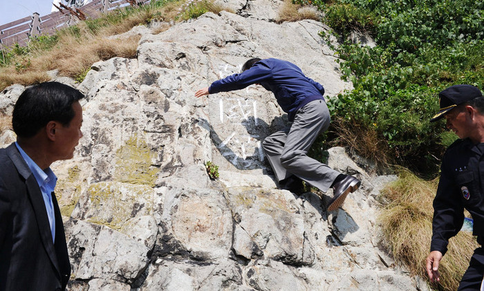 Tổng thống Lee trèo lên "bia chủ quyền" được khắc vào vách đá trên đảo Dokdo/Takeshima hôm 10/8 với 3 chữ Hán: Hàn Quốc lãnh (Lãnh thổ Hàn Quốc). Tổng thống Lee trèo lên "bia chủ quyền" được khắc vào vách đá trên đảo Dokdo/Takeshima hôm 10/8 với 3 chữ Hán: Hàn Quốc lãnh (Lãnh thổ Hàn Quốc).