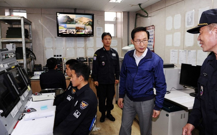 Tổng thống Lee kiểm tra hoạt động trực ban của lực lượng cắm chốt đảo Dokdo/Takeshima hôm 10/8. Tổng thống Lee kiểm tra hoạt động trực ban của lực lượng cắm chốt đảo Dokdo/Takeshima hôm 10/8.