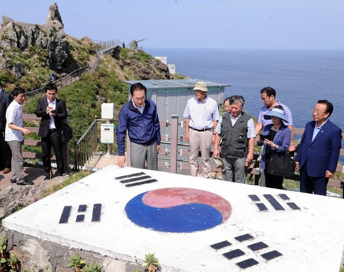 Tổng thống Hàn Quốc trong chuyến thăm đảo Dokdo/Takeshima. Tổng thống Hàn Quốc trong chuyến thăm đảo Dokdo/Takeshima.