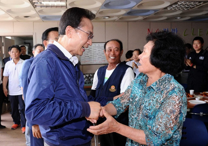Hai công dân Hàn Quốc, cặp vợ chồng dân chài là hai cư dân duy nhất trên quần đảo tranh chấp Dokdo/Takeshima. Hai công dân Hàn Quốc, cặp vợ chồng dân chài là hai cư dân duy nhất trên quần đảo tranh chấp Dokdo/Takeshima.